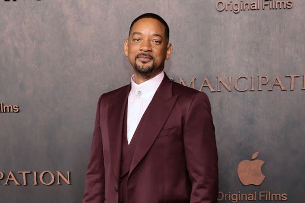 Will Smith và vợ lần đầu xuất hiện trên thảm đỏ hậu cái tát Oscar - Ảnh 1.