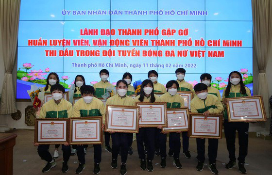 TPHCM gặp gỡ huấn luận viên, vận động viên TPHCM thi đấu trong đội tuyển bóng đá nữ Việt Nam - Ảnh 1.