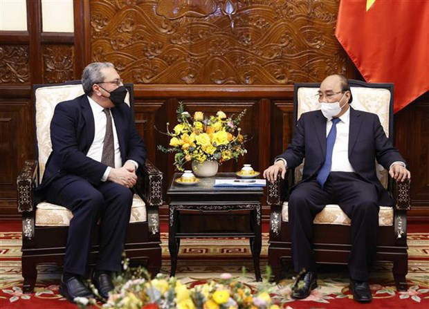 
President Nguyen Xuan Phuc (R) receives Egyptian Ambassador Mahmoud Hassan Nayel on February 11. (Photo: VNA)
