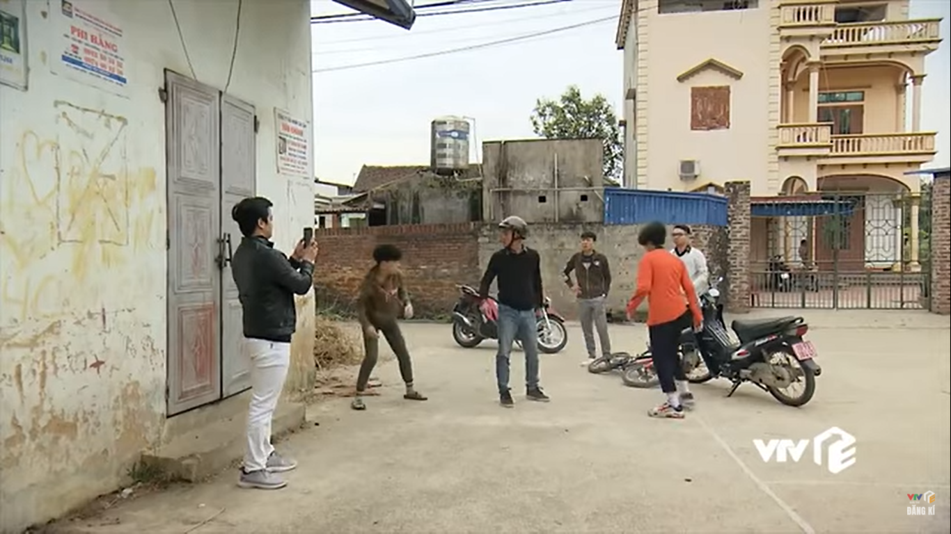 Phố trong làng - Tập 57: Hoàng đã tìm được cô gái định mệnh - Ảnh 6. Phố trong làng - Tập 57: Hoàng đã tìm được cô gái định mệnh - Ảnh 6.