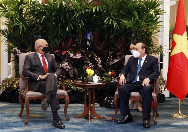 
President Nguyen Xuan Phuc (R) meets DBS General Director (Photo: VNA)
