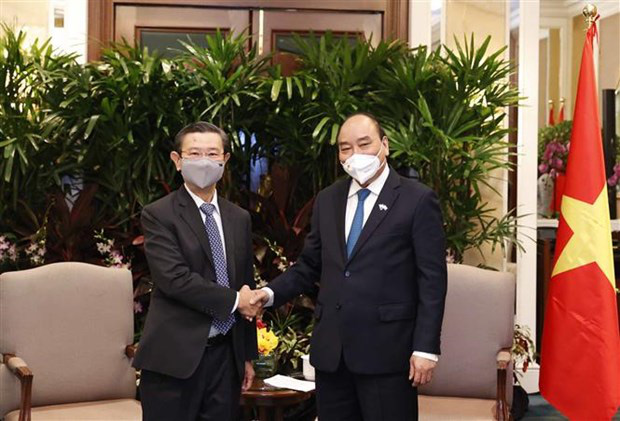 
President Nguyen Xuan Phuc (R) meets the General Director of Capitaland (Photo: VNA)
