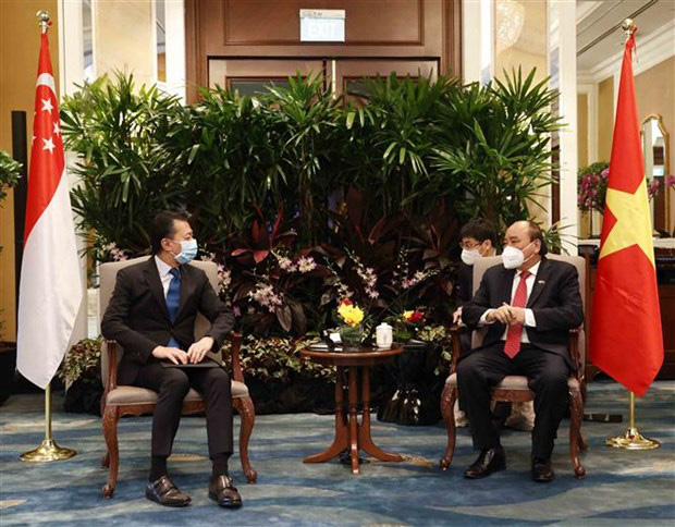 
President Nguyen Xuan Phuc (R) meets the Vice Chairman of Temasek Holdings (Photo: VNA)
