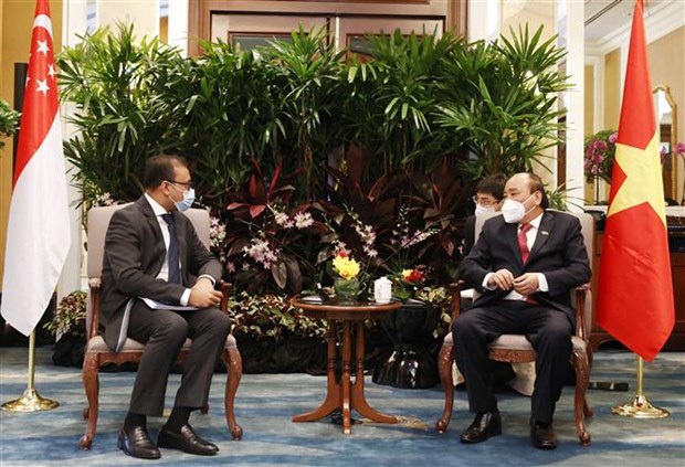 
President Nguyen Xuan Phuc (R) meets General Director of ACTIS (Photo: VNA)
