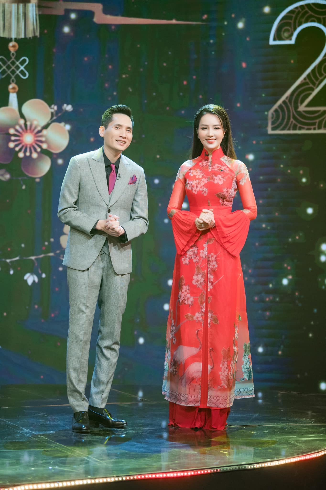 Loạt áo dài Xuân của Á hậu, BTV Thuỵ Vân - Ảnh 3. Loạt áo dài Xuân của Á hậu, BTV Thuỵ Vân - Ảnh 3.