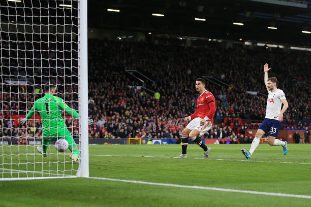 Man Utd 3-2 Tottenham: Ronaldo lập hat-trick, MU tạm chiếm vị trí thứ 4 - Ảnh 1.