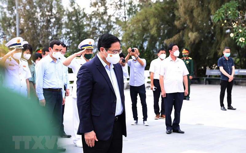 
PM Pham Minh Chinh offers incense to martyrs at Gac Ma soldiers’ memorial site

