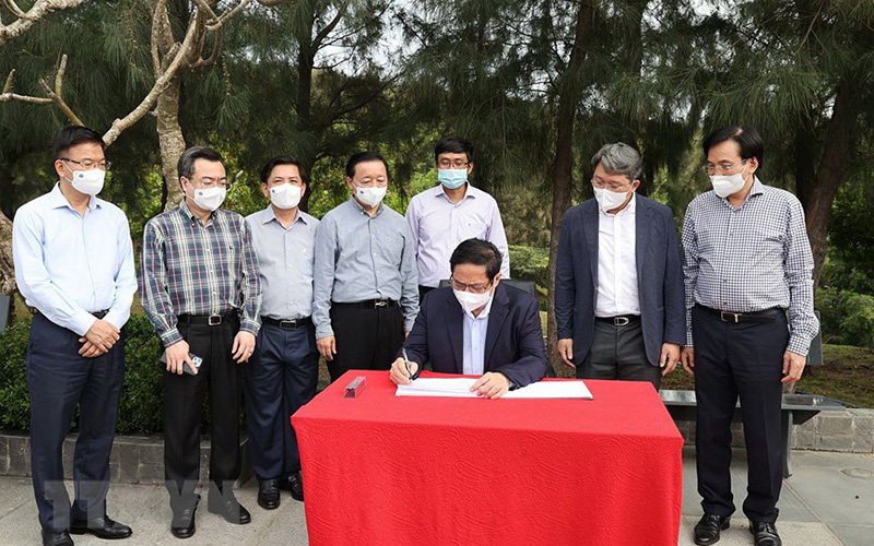 
PM Pham Minh Chinh offers incense to martyrs at Gac Ma soldiers’ memorial site
