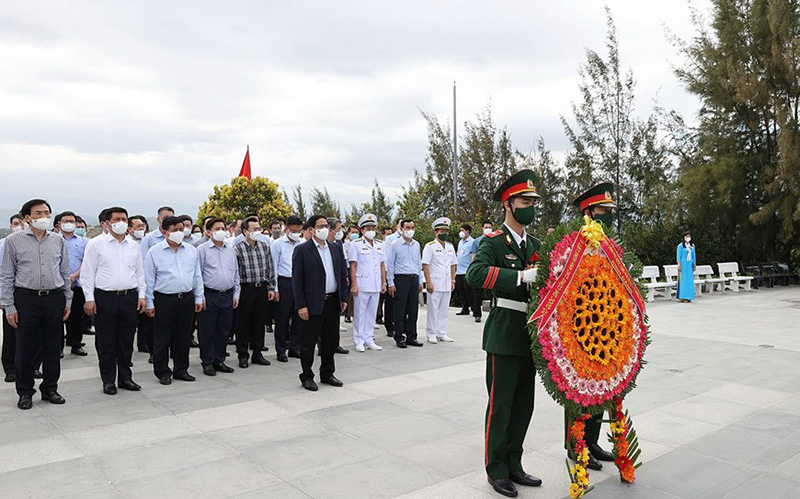 
PM Pham Minh Chinh offers incense to martyrs at Gac Ma soldiers’ memorial site
