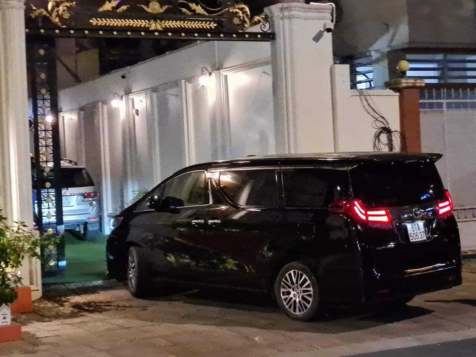 Công an TP Hồ Chí Minh thi hành lệnh bắt, khám xét nhà bà Nguyễn Phương Hằng - Ảnh 3. Công an TP Hồ Chí Minh thi hành lệnh bắt, khám xét nhà bà Nguyễn Phương Hằng - Ảnh 3.