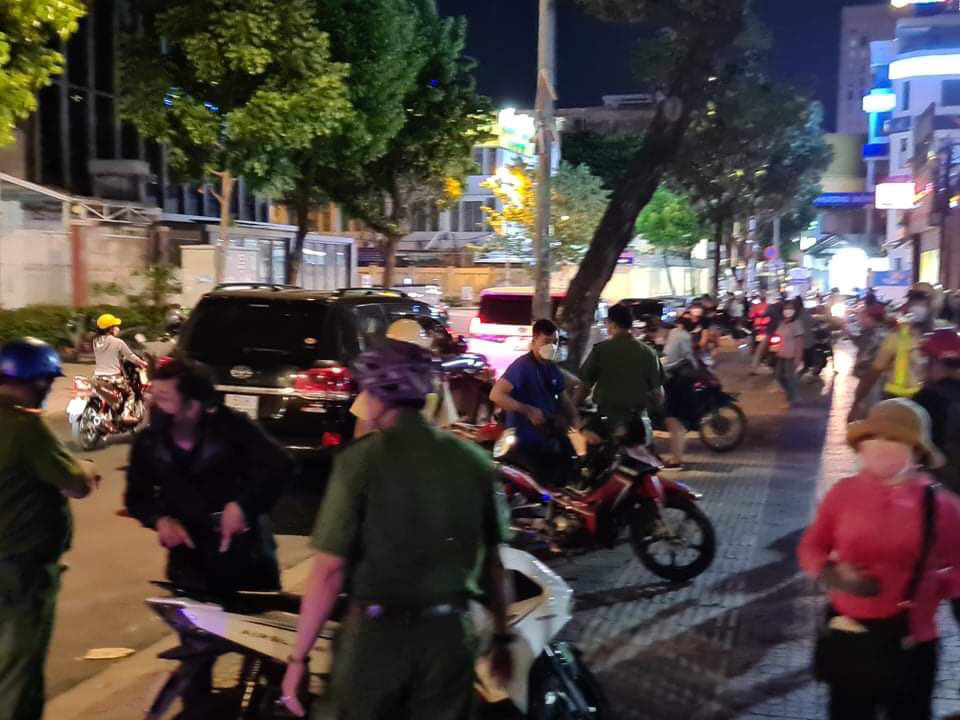 Công an TP Hồ Chí Minh thi hành lệnh bắt, khám xét nhà bà Nguyễn Phương Hằng - Ảnh 2. Công an TP Hồ Chí Minh thi hành lệnh bắt, khám xét nhà bà Nguyễn Phương Hằng - Ảnh 2.