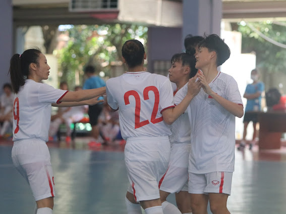 ĐT nữ futsal Việt Nam thi đấu giao hữu với CLB Warriors - Ảnh 2.