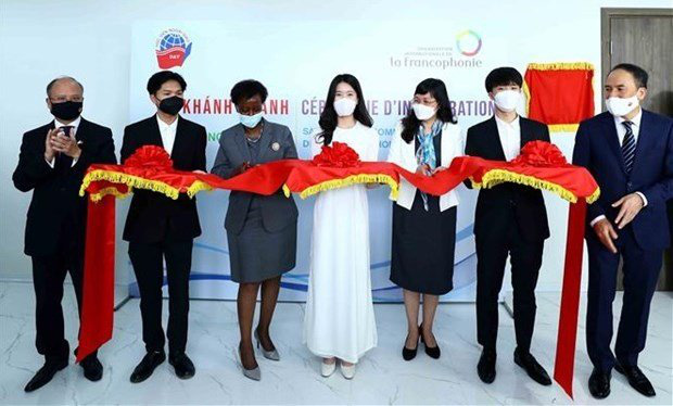 
Delegates join a ribbon-cutting ceremony (Photo: VNA) 
