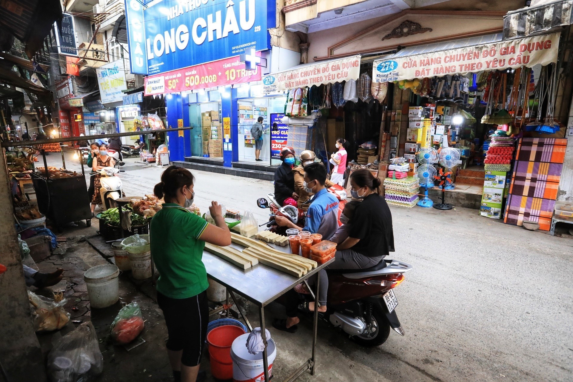 H&agrave; Nội lại đ&ocirc;ng đ&uacute;c, dần trở về trạng th&aacute;i b&igrave;nh thường mới - Ảnh 13.