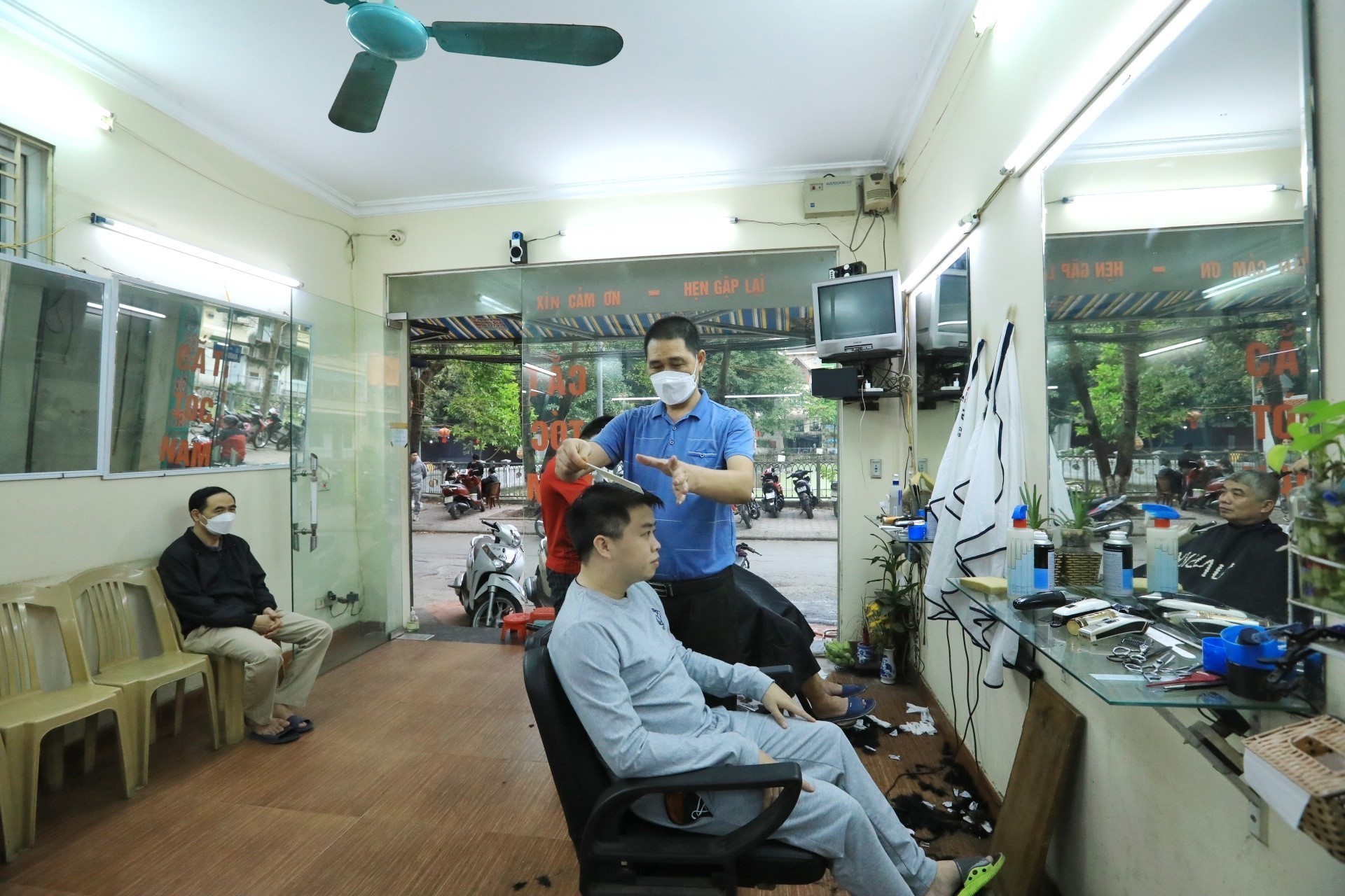 H&agrave; Nội lại đ&ocirc;ng đ&uacute;c, dần trở về trạng th&aacute;i b&igrave;nh thường mới - Ảnh 2.