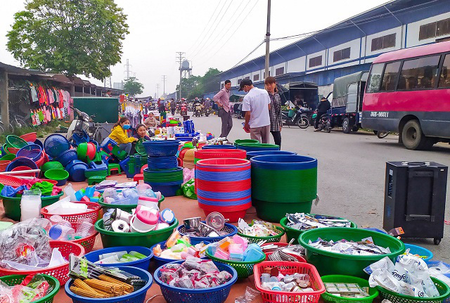 Tự ý thu phí, cho bán hàng rong trong khu công nghiệp - Ảnh 3.