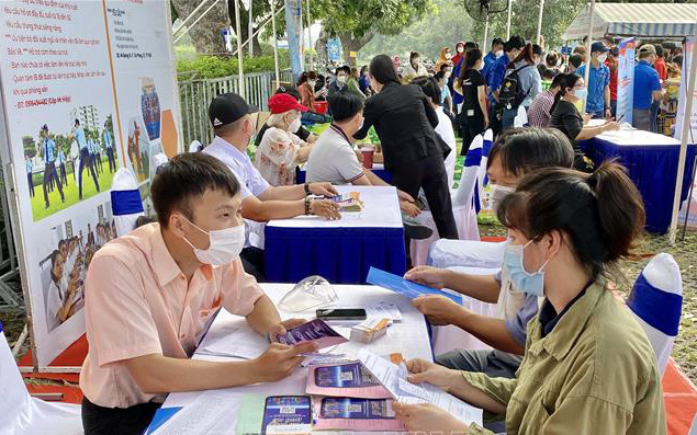 Thị trường lao động, việc làm tại TP Hồ Chí Minh sôi động trở lại - Ảnh 1. Thị trường lao động, việc làm tại TP Hồ Chí Minh sôi động trở lại - Ảnh 1.
