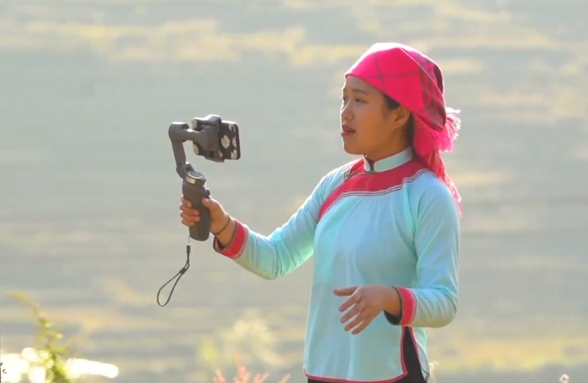 C&ocirc; g&aacute;i d&acirc;n tộc thiểu số l&agrave;m du lịch online - Ảnh 2.