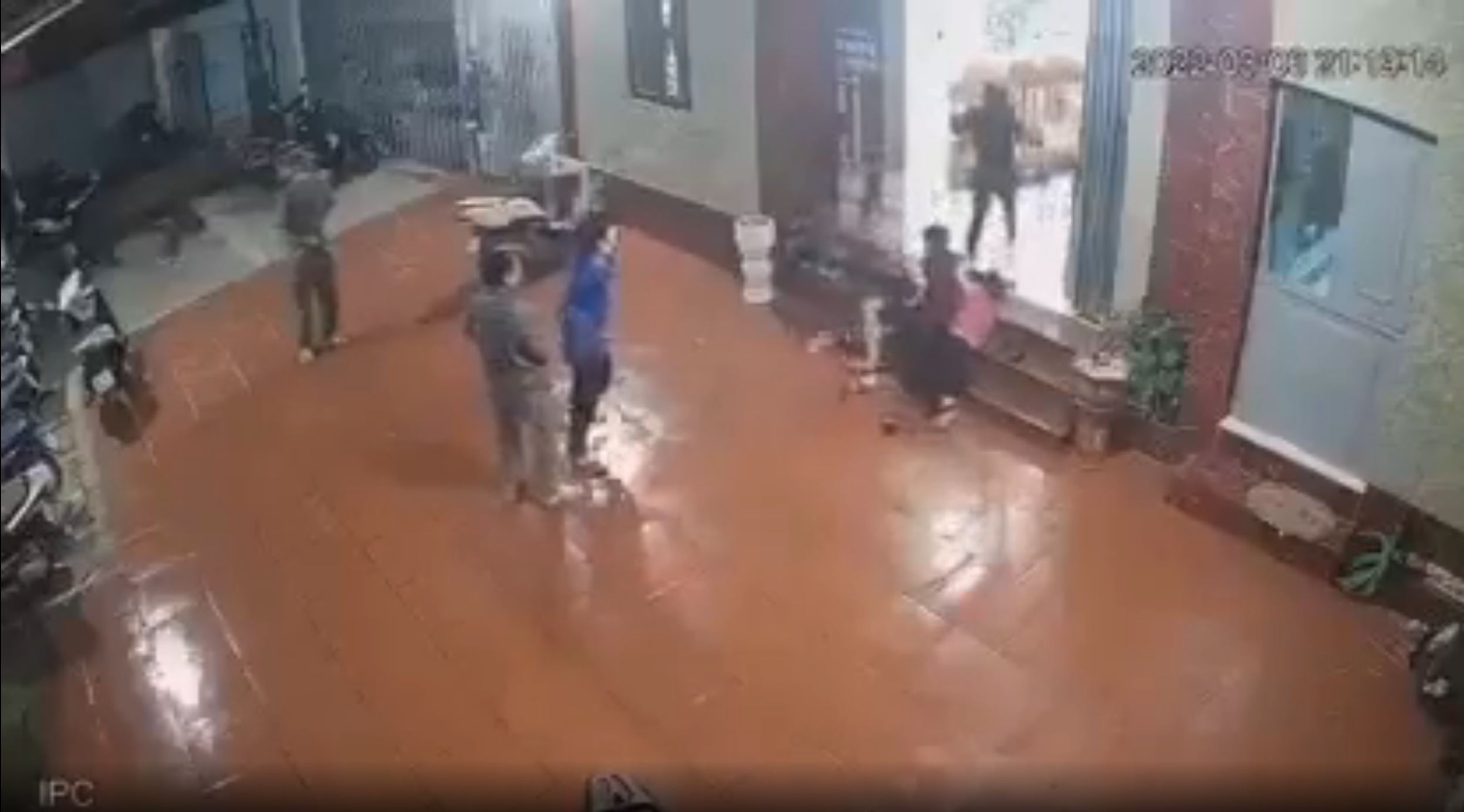 Tạm giữ 2 cha con li&ecirc;n quan vụ ch&eacute;m người d&atilde; man ở Bắc Giang - Ảnh 1.