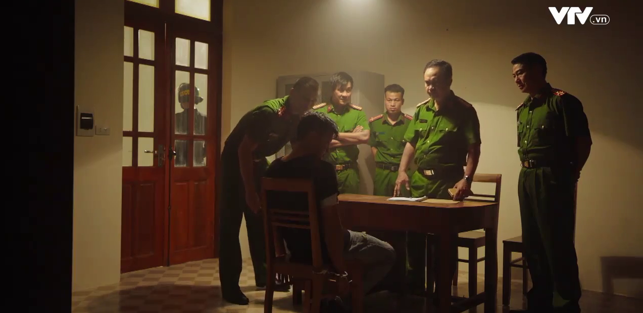 Bão ngầm - Tập 29: Tòng chết, Hải Triều dùng kế dụ rắn ra khỏi hang để bắt Toàn khỉ đốm - Ảnh 15. Bão ngầm - Tập 29: Tòng chết, Hải Triều dùng kế dụ rắn ra khỏi hang để bắt Toàn khỉ đốm - Ảnh 15.