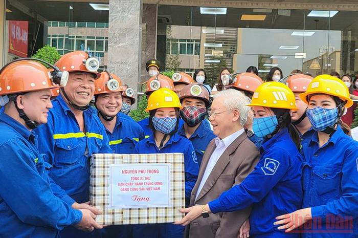 
Party General Secretary Nguyen Phu Trong visits works of the Vang Danh Coal JSC in Uong Bi city. (Photo: NDO)

