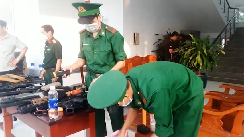 Bắt nh&oacute;m thanh ni&ecirc;n d&agrave;n trận đấu s&uacute;ng để quay phim, chụp h&igrave;nh - Ảnh 2.