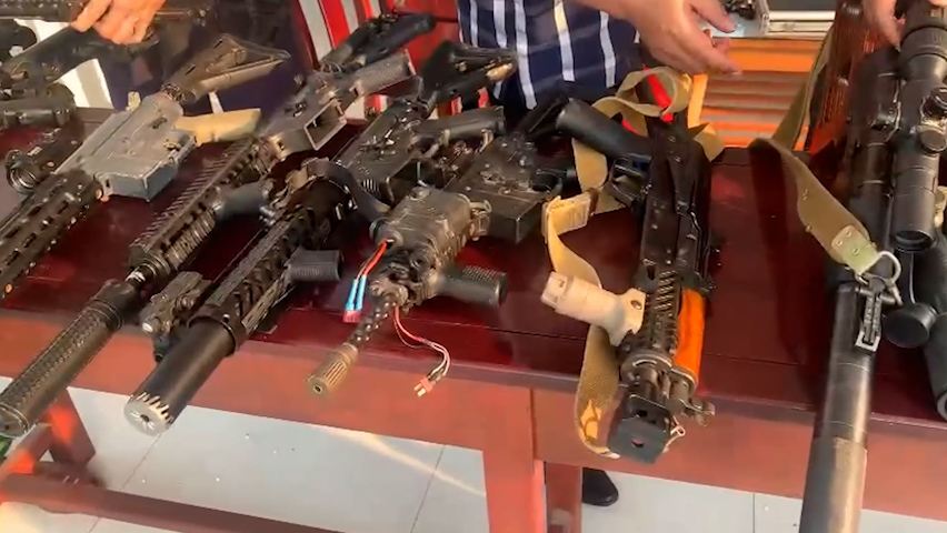 Bắt nh&oacute;m thanh ni&ecirc;n d&agrave;n trận đấu s&uacute;ng để quay phim, chụp h&igrave;nh - Ảnh 1.