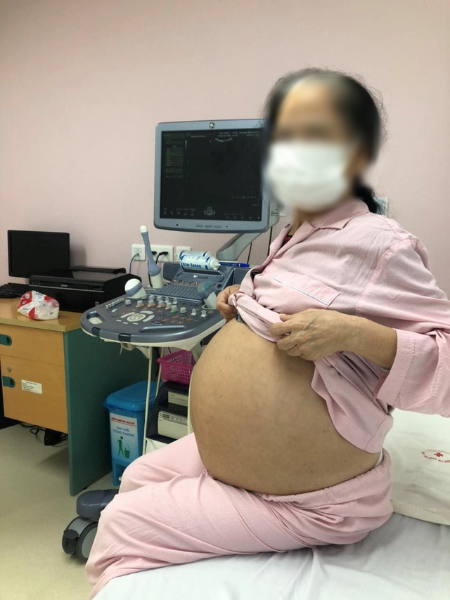 Rút 9 lít dịch từ khối u buồng trứng lớn ở bệnh nhân cao tuổi - Ảnh 1. Rút 9 lít dịch từ khối u buồng trứng lớn ở bệnh nhân cao tuổi - Ảnh 1.
