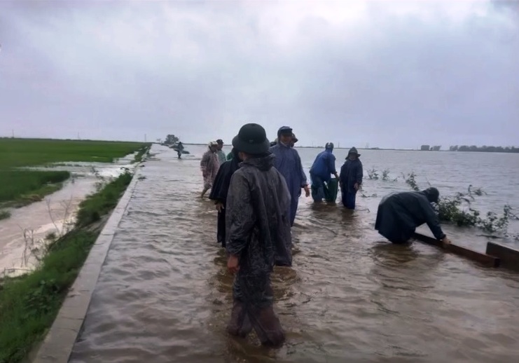 Bộ đội đắp đ&ecirc; ngăn lũ cứu l&uacute;a, đảm bảo giao th&ocirc;ng v&ugrave;ng lũ - Ảnh 3.