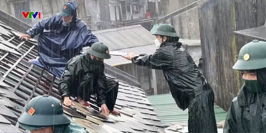 Bộ đội đắp đ&ecirc; ngăn lũ cứu l&uacute;a, đảm bảo giao th&ocirc;ng v&ugrave;ng lũ - Ảnh 2.