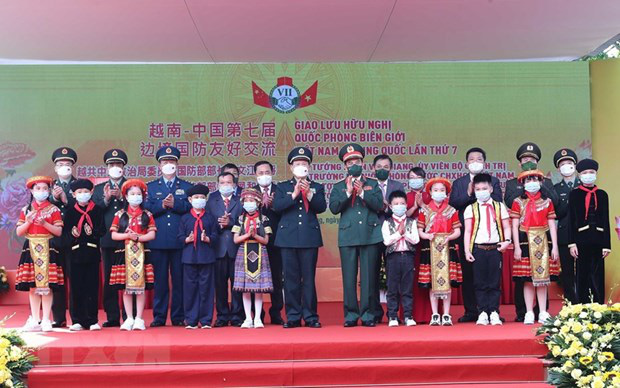 
Defence Minister Gen. Phan Van Giang (R) and his Chinese counterpart Sen. Lieut. Gen. Wei Fenghe visit, and present gifts to Ta Lung township’s Primary School (Photo: VNA)
