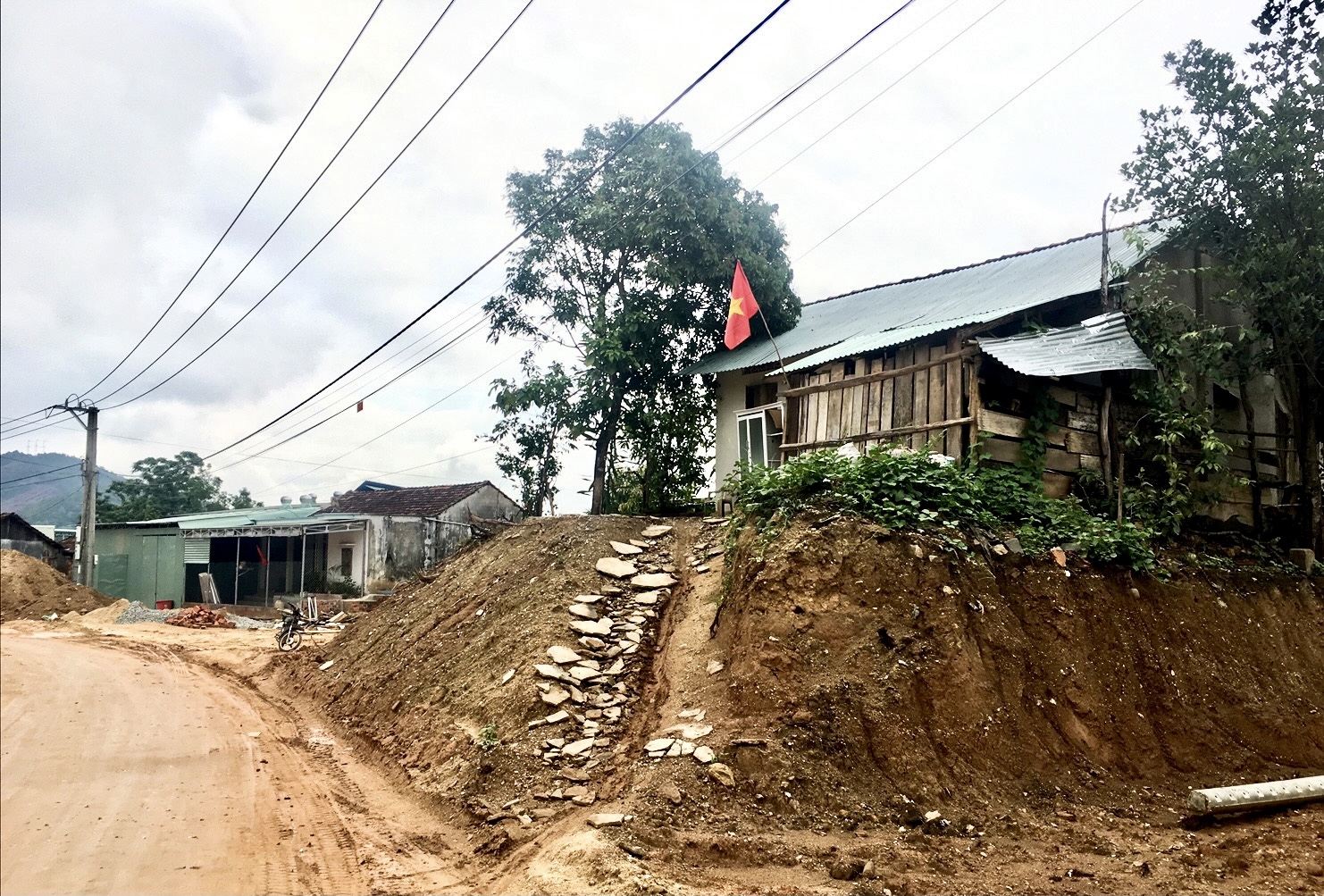 Quốc lộ 24 - Cung đường khổ ải của người dân? - Ảnh 2. Quốc lộ 24 - Cung đường khổ ải của người dân? - Ảnh 2.