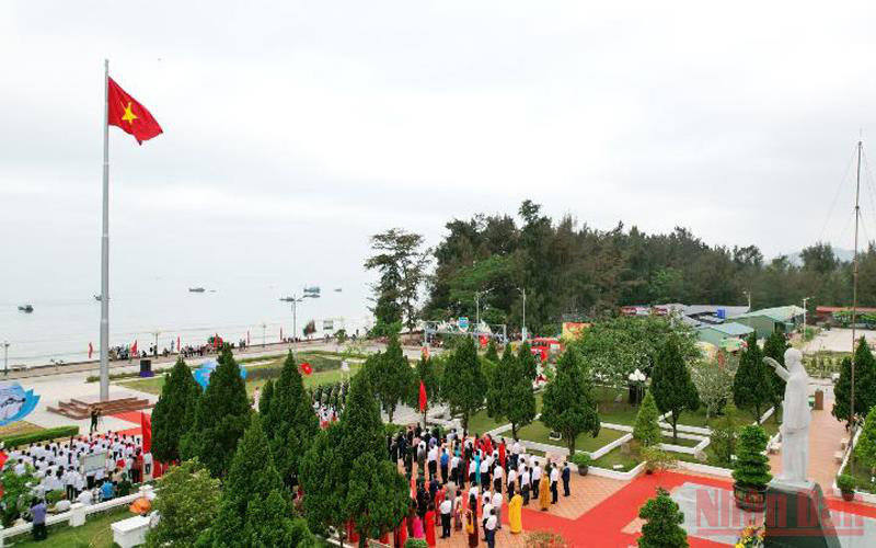 
The flagpole has a height of 27.9 m, the same scale as the flagpole at Ba Dinh Square in Hanoi.
