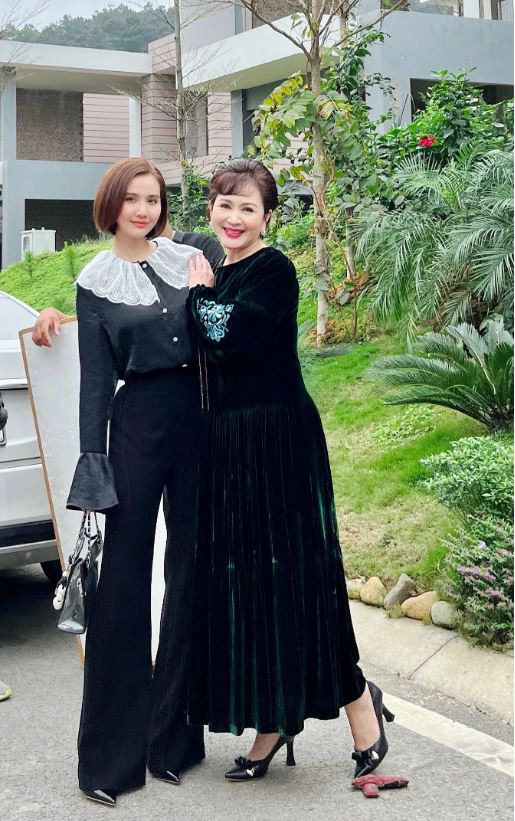 Thương ngày nắng về: Huyền Lizzie gây choáng với gia tài váy áo đồ sộ ở phần 2 - Ảnh 10. Thương ngày nắng về: Huyền Lizzie gây choáng với gia tài váy áo đồ sộ ở phần 2 - Ảnh 10.