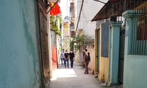 Kề dao vào cổ nữ sinh để cướp điện thoại, xin mật khẩu - Ảnh 1. Kề dao vào cổ nữ sinh để cướp điện thoại, xin mật khẩu - Ảnh 1.