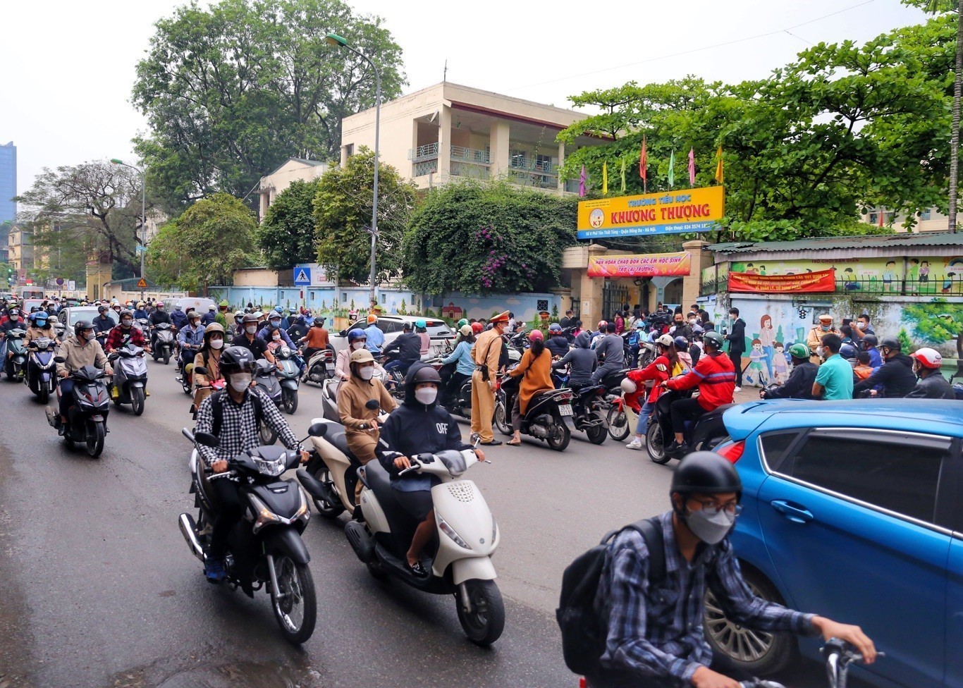 Học sinh lớp 1-6 H&agrave; Nội n&ocirc; nức trở lại trường sau nghỉ dịch - Ảnh 8.