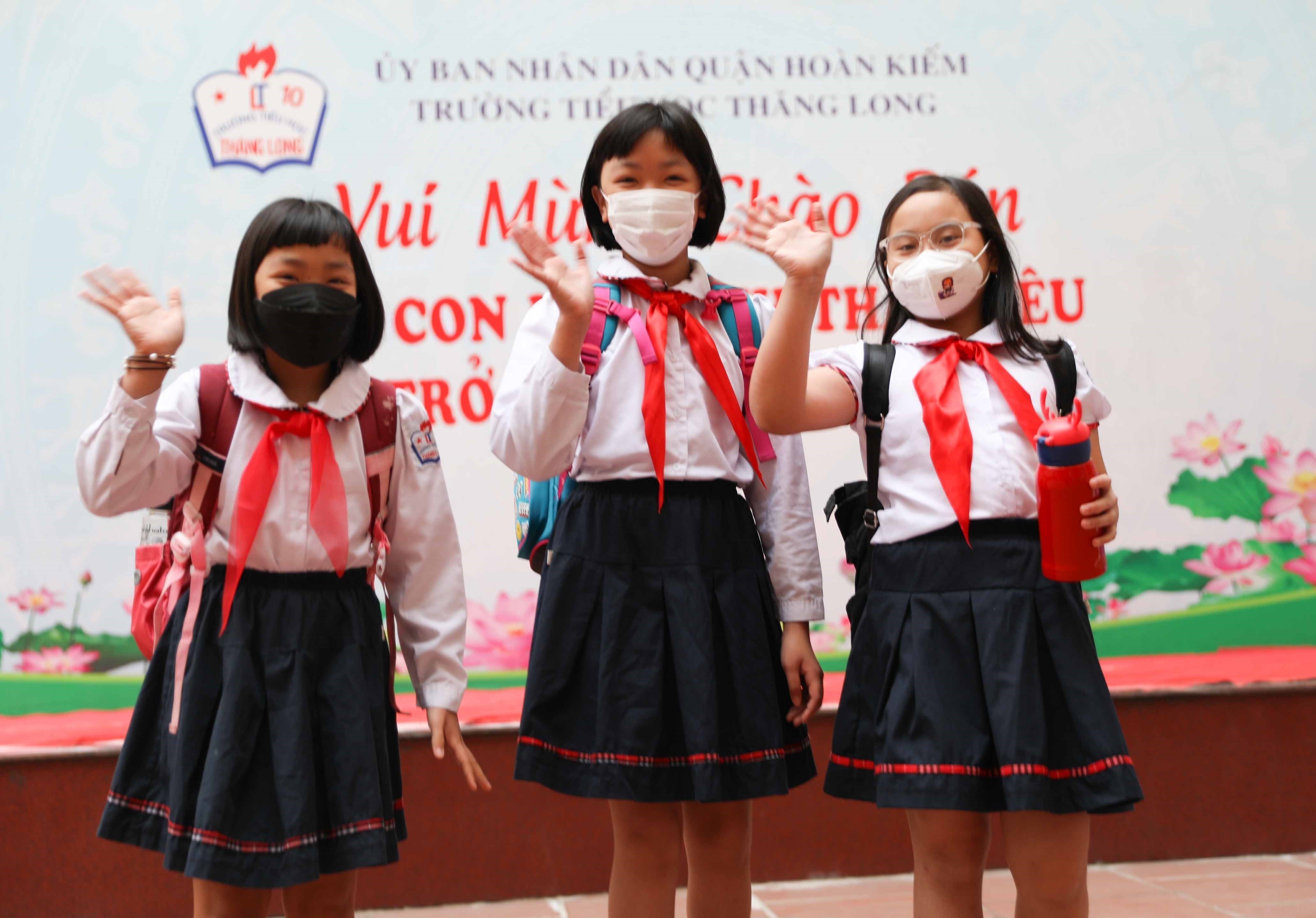 Học sinh lớp 1-6 H&agrave; Nội n&ocirc; nức trở lại trường sau nghỉ dịch - Ảnh 6.