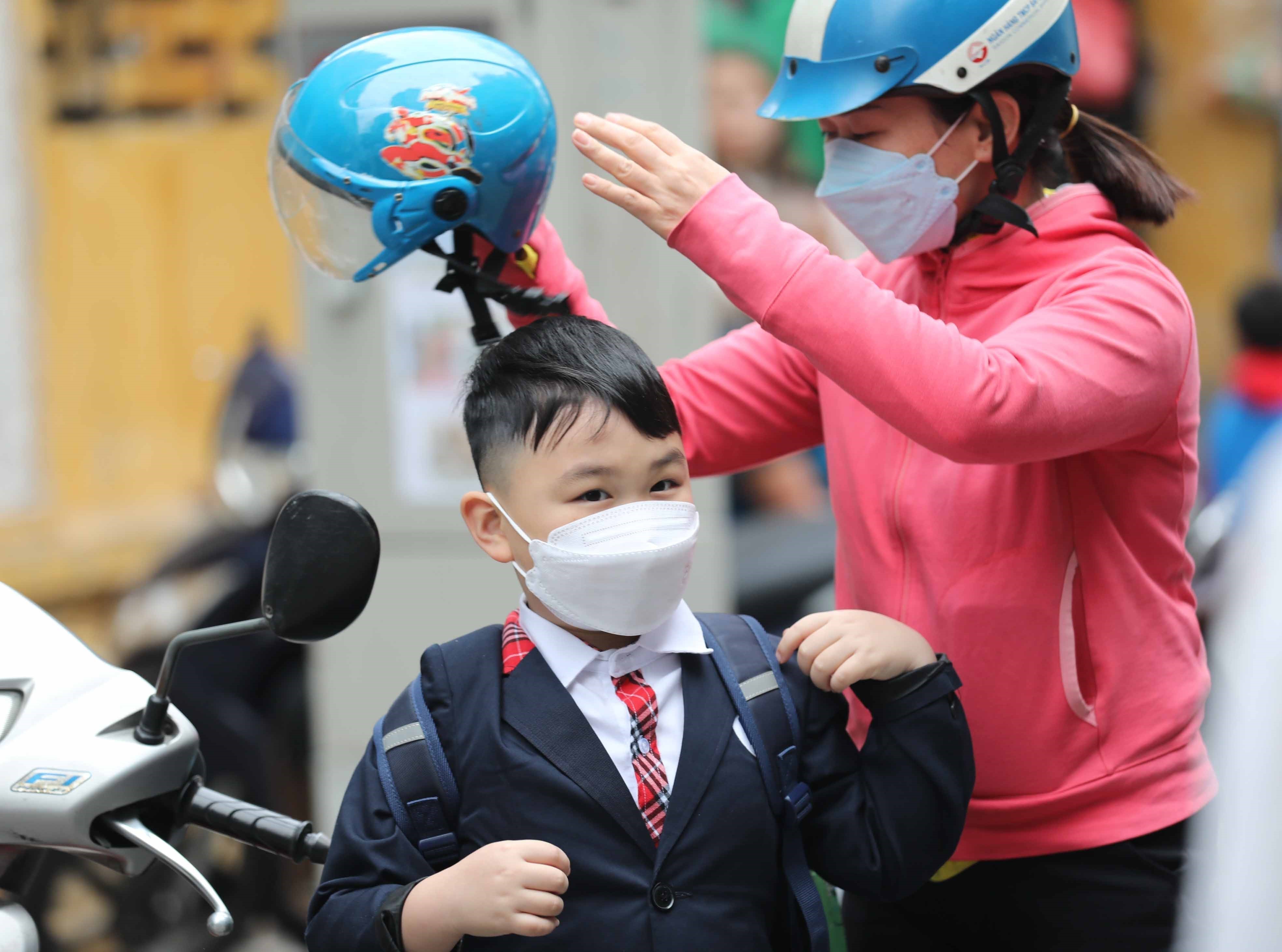 Học sinh lớp 1-6 H&agrave; Nội n&ocirc; nức trở lại trường sau nghỉ dịch - Ảnh 1.