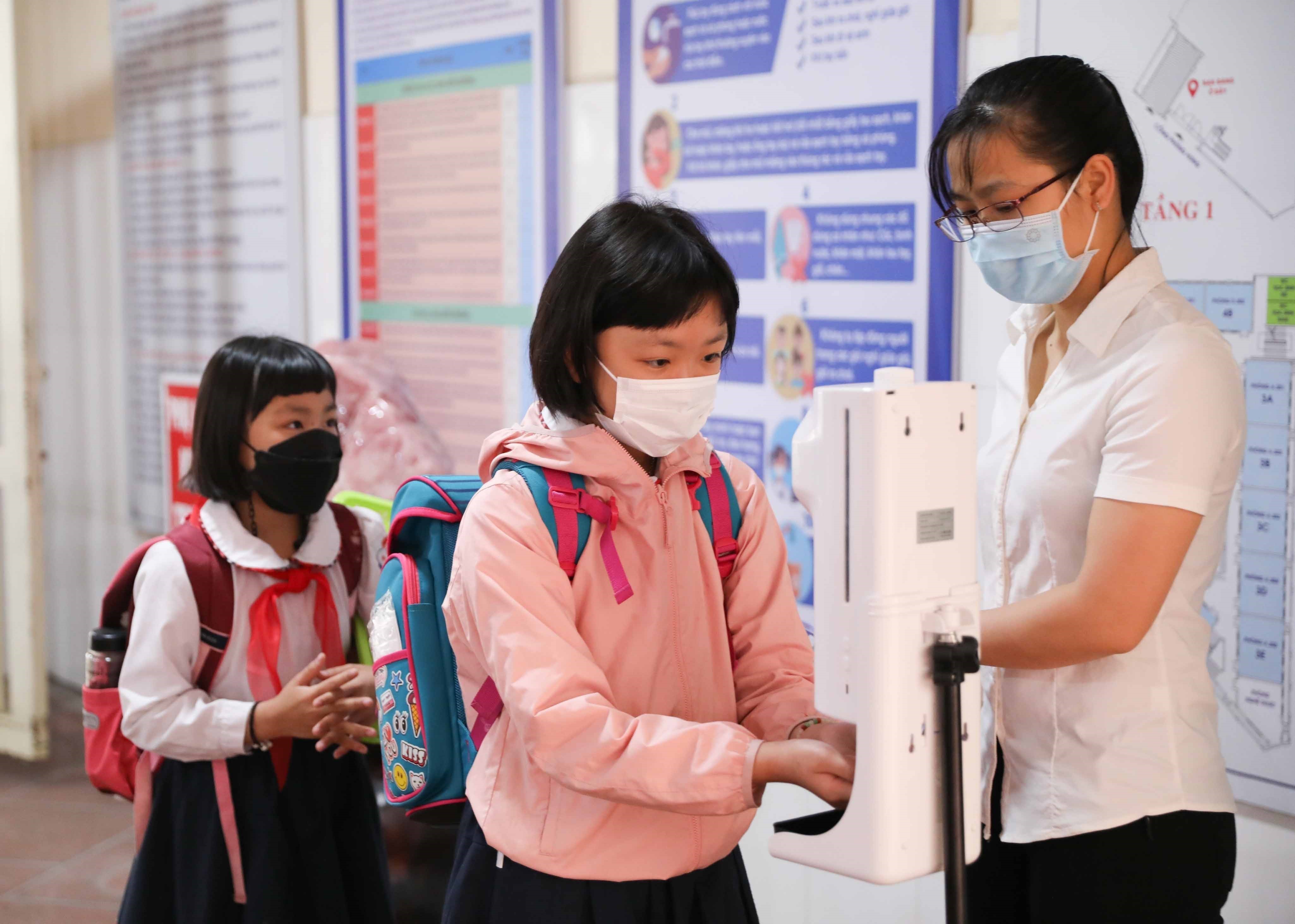 Học sinh lớp 1-6 H&agrave; Nội n&ocirc; nức trở lại trường sau nghỉ dịch - Ảnh 3.