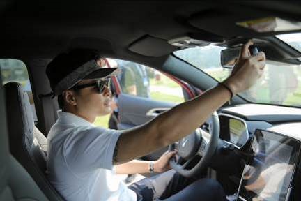 D&agrave;n sao Việt phấn kh&iacute;ch với caravan &ocirc; t&ocirc; điện kỷ lục Việt Nam - Ảnh 4.