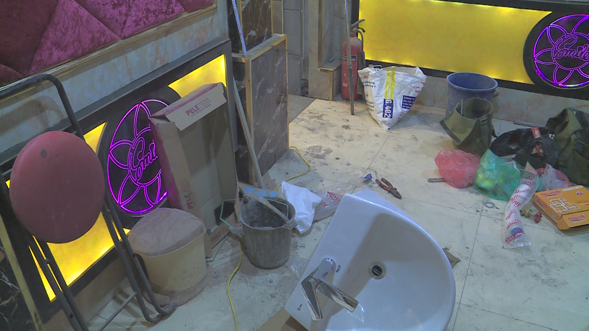 Hà Nội: Karaoke, quán game trăn trở trong ngày đầu được mở cửa trở lại sau 1 năm đóng cửa, cài then - Ảnh 3. Hà Nội: Karaoke, quán game trăn trở trong ngày đầu được mở cửa trở lại sau 1 năm đóng cửa, cài then - Ảnh 3.