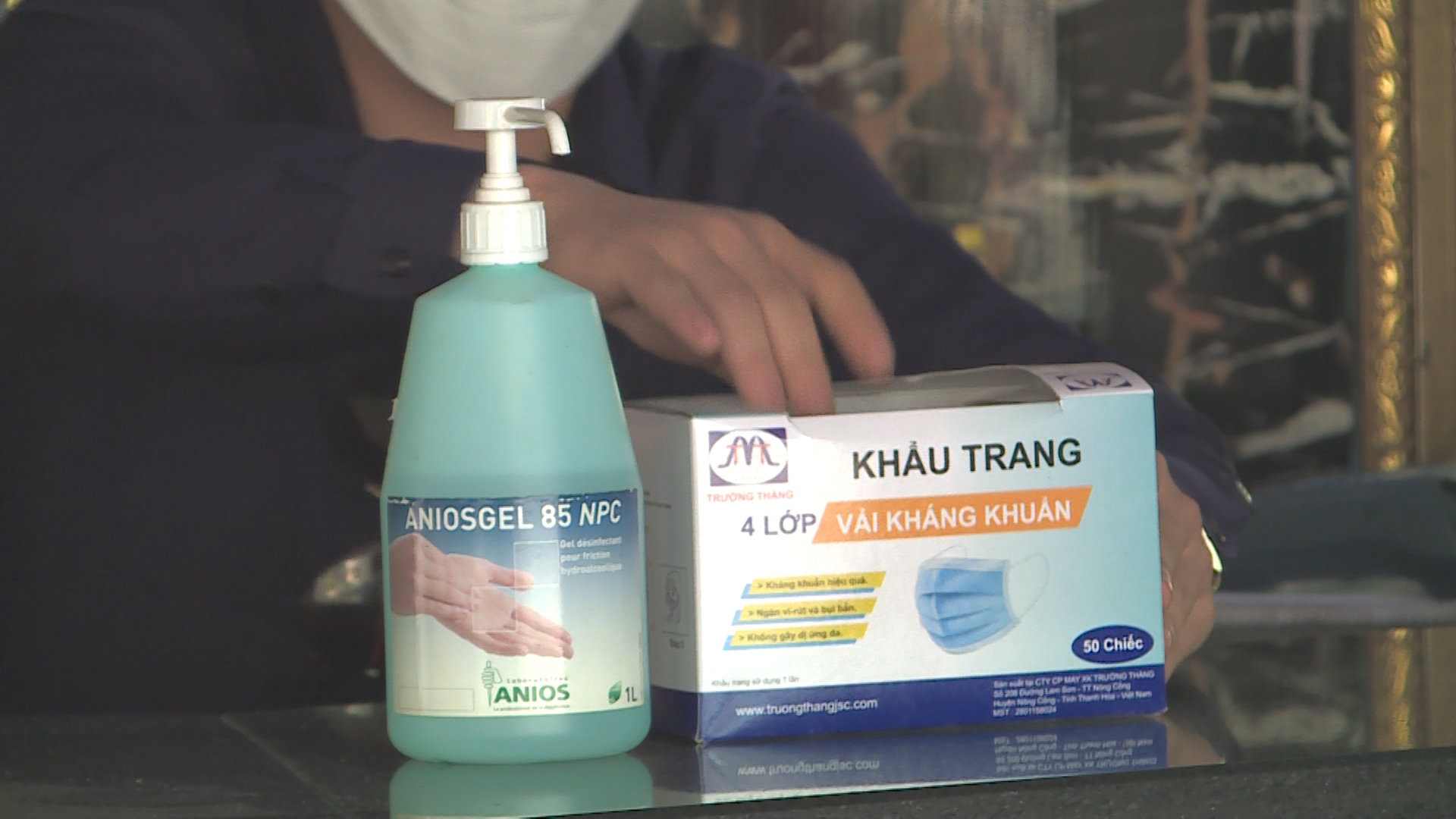 Hà Nội: Karaoke, quán game trăn trở trong ngày đầu được mở cửa trở lại sau 1 năm đóng cửa, cài then - Ảnh 4. Hà Nội: Karaoke, quán game trăn trở trong ngày đầu được mở cửa trở lại sau 1 năm đóng cửa, cài then - Ảnh 4.