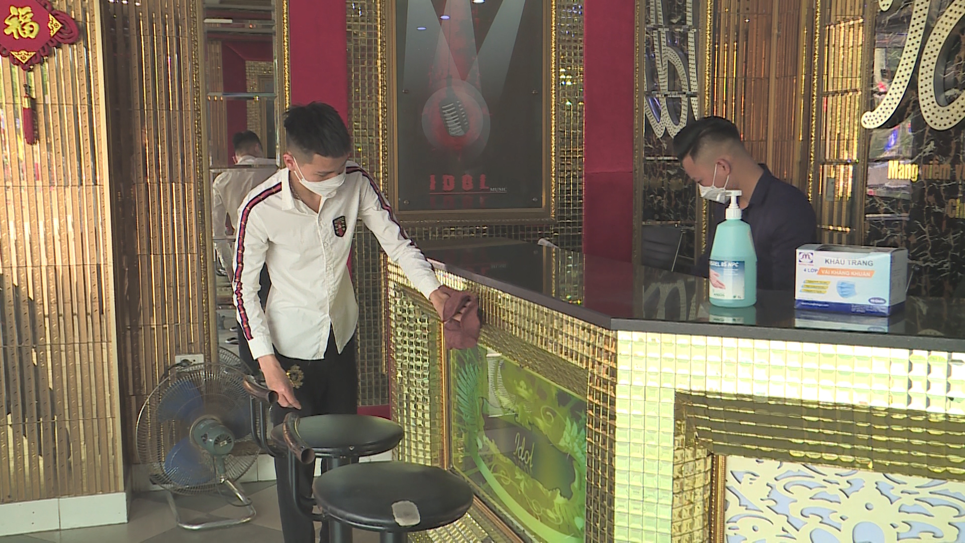 Hà Nội: Karaoke, quán game trăn trở trong ngày đầu được mở cửa trở lại sau 1 năm đóng cửa, cài then - Ảnh 2. Hà Nội: Karaoke, quán game trăn trở trong ngày đầu được mở cửa trở lại sau 1 năm đóng cửa, cài then - Ảnh 2.