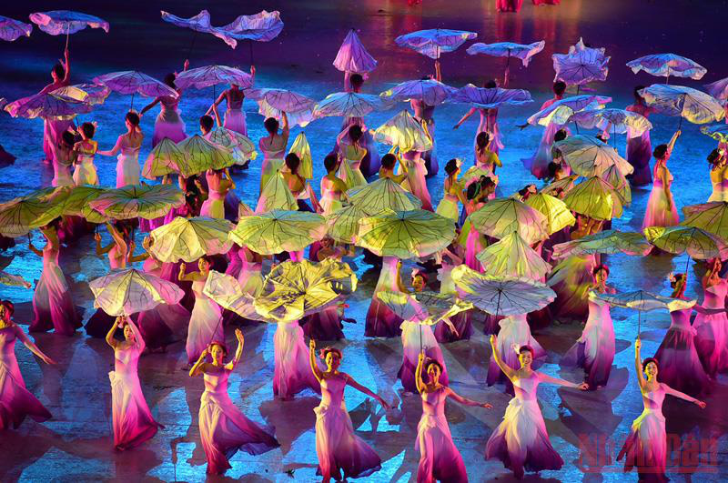 
A lotus-themed performance (Photo TRAN HAI)
