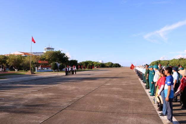 Đoàn công tác Đảng bộ Khối Doanh nghiệp Trung ương thăm huyện đảo Trường Sa và Nhà giàn DK1 - Ảnh 1.