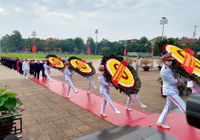 Lãnh đạo Đảng, Nhà nước vào Lăng viếng Chủ tịch Hồ Chí Minh - Ảnh 1.