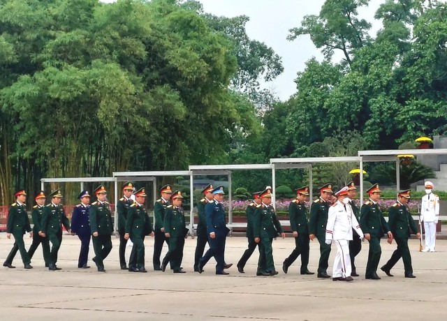 Lãnh đạo Đảng, Nhà nước vào Lăng viếng Chủ tịch Hồ Chí Minh - Ảnh 2.