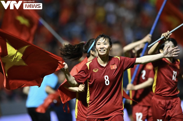 Ảnh: Quốc ca ngân vang trong niềm tự hào dân tộc, bóng đá nữ Việt Nam lần 2 đạt hat-trick HCV SEA Games - Ảnh 10.