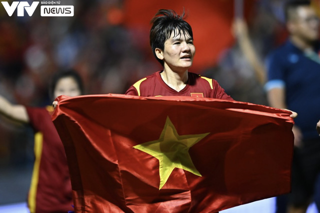 Ảnh: Quốc ca ngân vang trong niềm tự hào dân tộc, bóng đá nữ Việt Nam lần 2 đạt hat-trick HCV SEA Games - Ảnh 9.