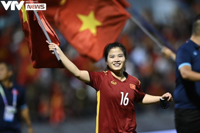 Ảnh: Quốc ca ngân vang trong niềm tự hào dân tộc, bóng đá nữ Việt Nam lần 2 đạt hat-trick HCV SEA Games - Ảnh 8.